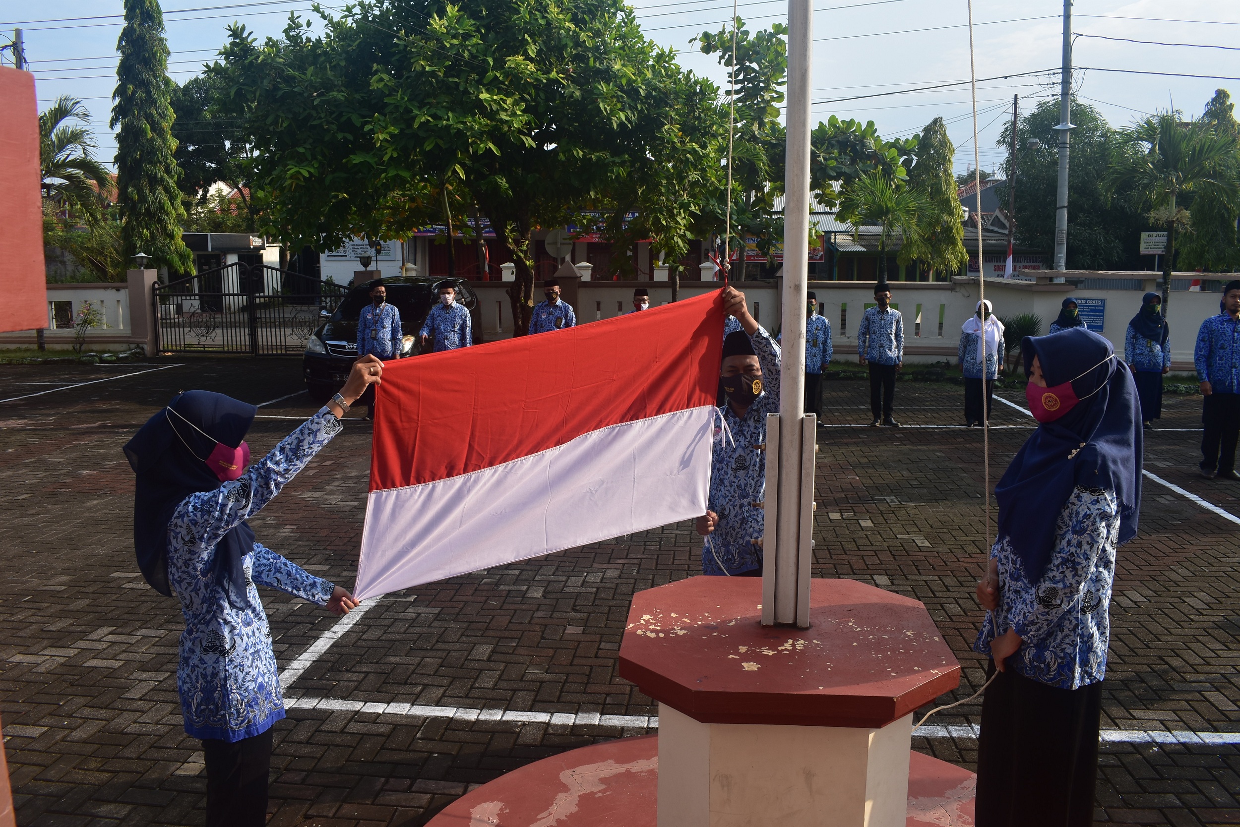 UPACARA BENDERA DALAM RANGKA PERINGATAN HUT KE-75 KEMERDEKAAN REPUBLIK ...